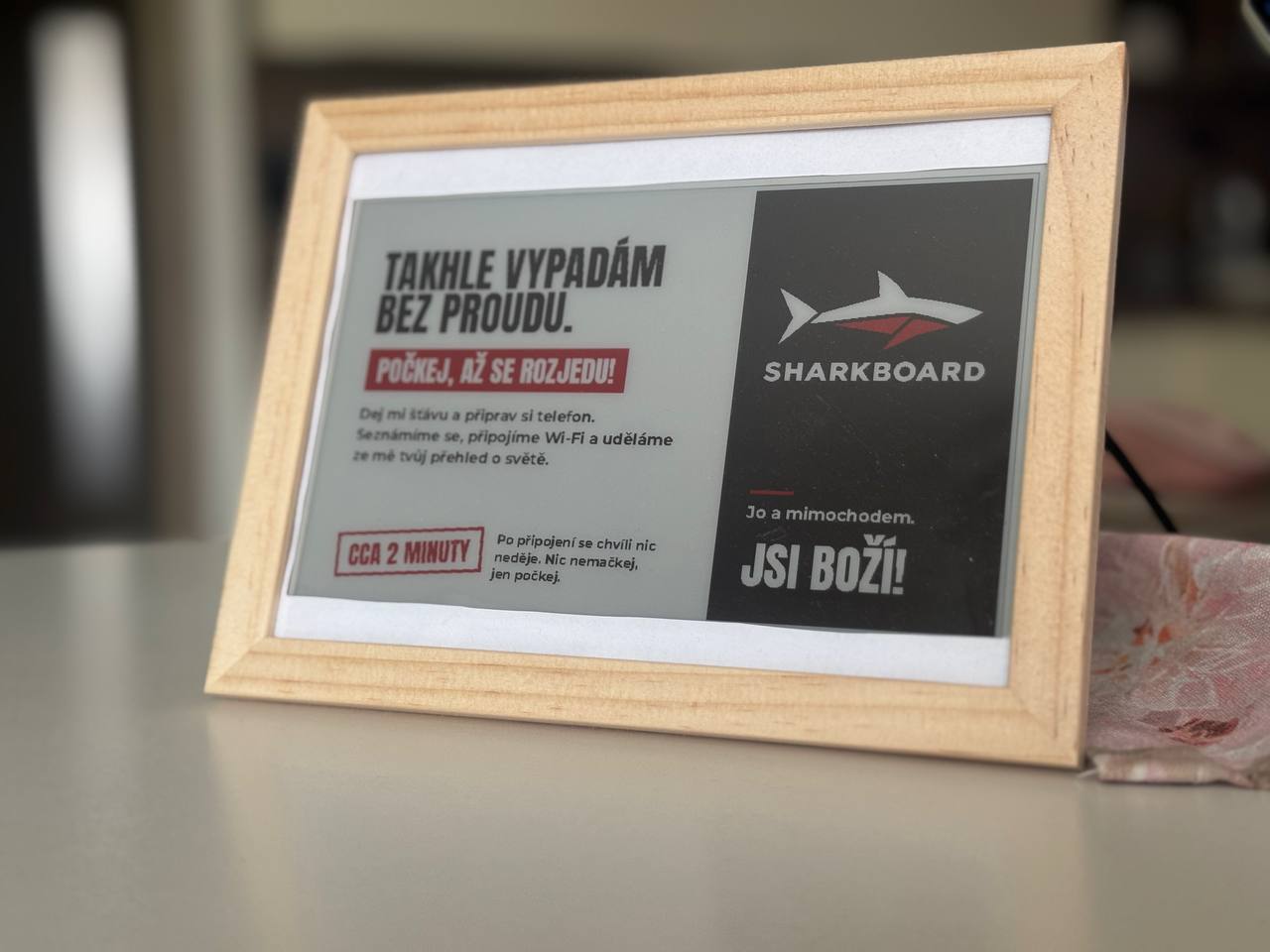 Sharkboard v dřevěném rámu na stole
